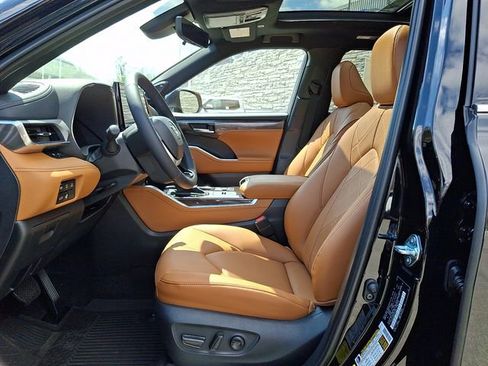 New 2026 Toyota Highlander Platinum AWD/4WD image 13