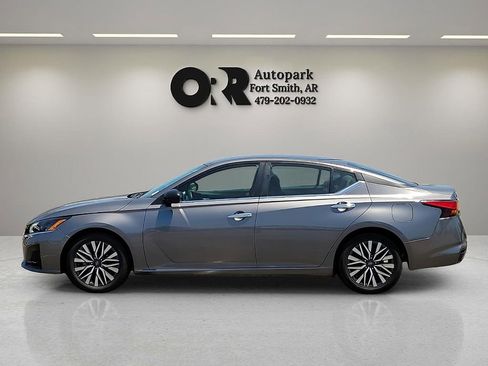 Used 2024 Nissan Altima 2.5 SV FWD image 3