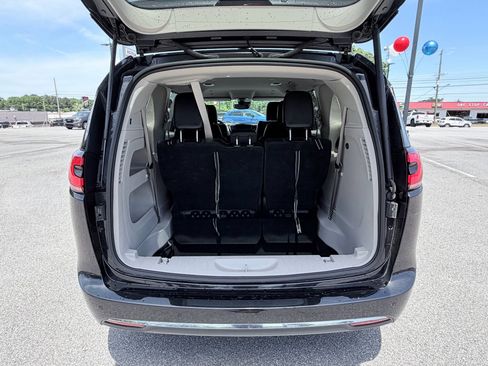 Used 2023 Chrysler Pacifica Touring-L image 9