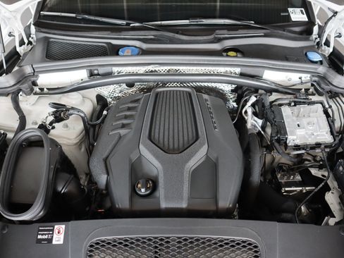 Certified 2025 Porsche Macan image 12