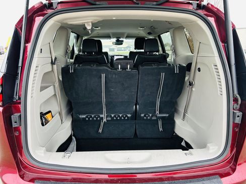 Used 2023 Chrysler Pacifica Touring-L image 28