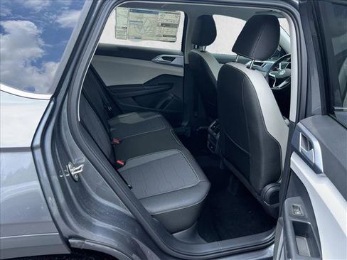 Used 2025 Volkswagen Taos SE FWD image 17