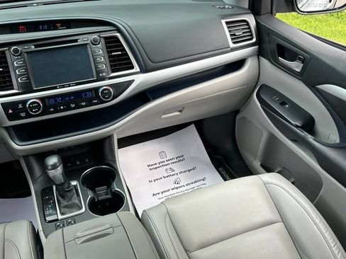 Used 2019 Toyota Highlander XLE AWD/4WD image 54