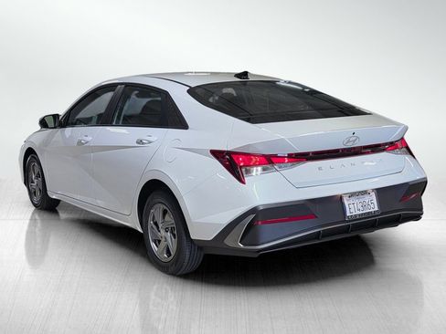 Used 2026 Hyundai Elantra SE FWD image 5