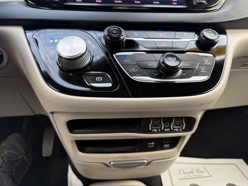 Used 2022 Chrysler Pacifica Touring-L FWD image 21