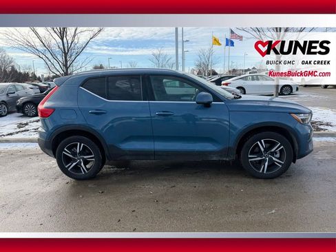 Used 2024 Volvo XC40 B5 Core image 4