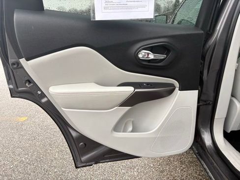 Used 2019 Jeep Cherokee Limited FWD image 28