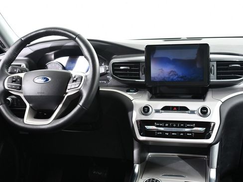 Used 2022 Ford Explorer XLT w/ Equipment Group 202A image 8
