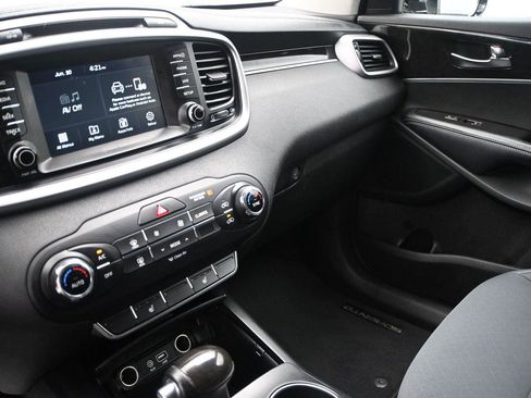 Used 2017 Kia Sorento AWD w/ LX Convenience Package image 4