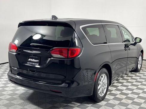 Used 2022 Chrysler Voyager LX image 5