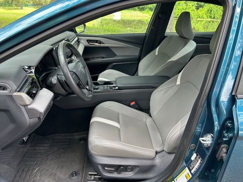 Used 2025 Toyota Camry SE w/ Convenience Package FWD image 14