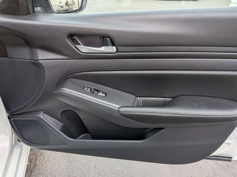Used 2025 Nissan Altima 2.5 SV FWD image 32