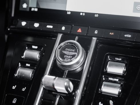 Used 2025 Aston Martin V8 Vantage Coupe RWD image 25