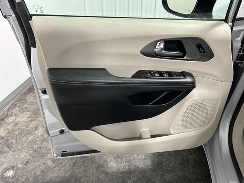Used 2024 Chrysler Pacifica Touring-L FWD image 14