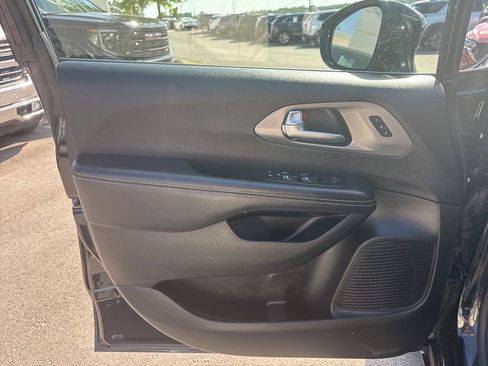 Used 2025 Chrysler Pacifica Select FWD image 9