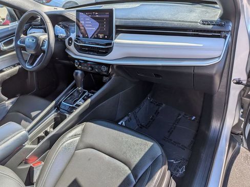 Used 2025 Jeep Compass Limited image 31