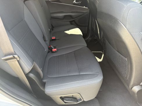 Used 2018 Kia Sorento LX image 15