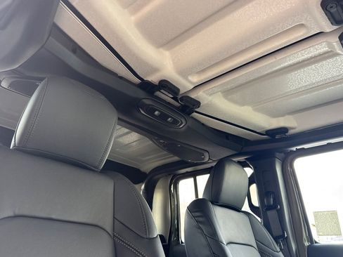 New 2025 Jeep Gladiator Sport image 19