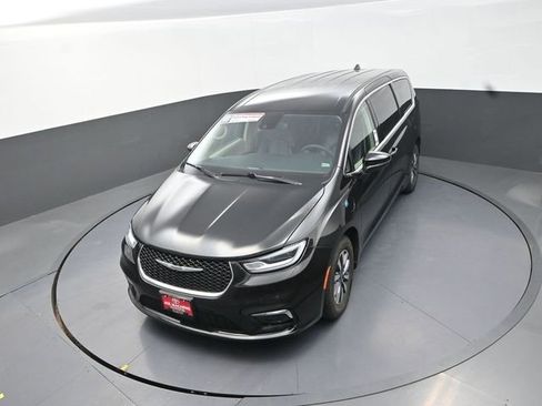 Used 2023 Chrysler Pacifica Touring-L image 27