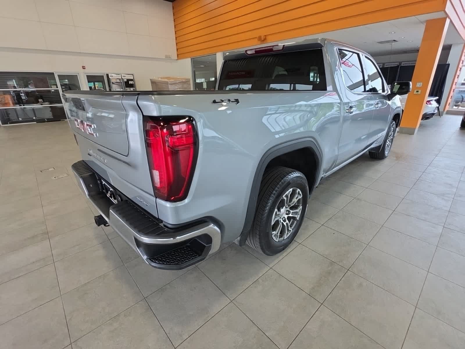 Used 2025 GMC Sierra 1500 SLT AWD/4WD image 10