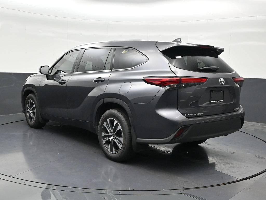 Used 2021 Toyota Highlander XLE AWD/4WD image 3