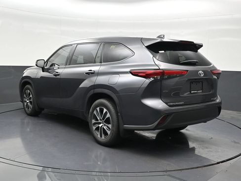 Used 2021 Toyota Highlander XLE AWD/4WD image 3