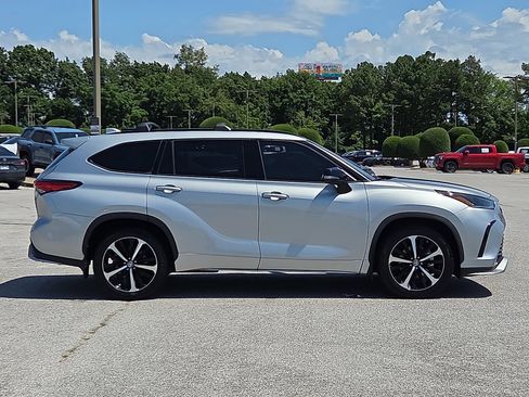 Used 2021 Toyota Highlander XSE FWD image 6