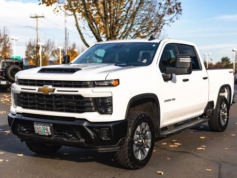 Used 2024 Chevrolet Silverado 2500 Custom w/ Custom Value Package image 5