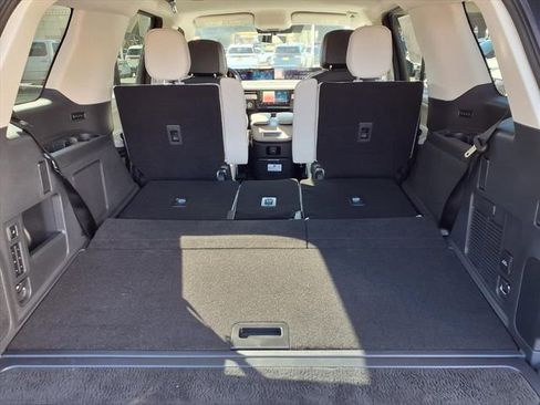 New 2026 Lincoln Navigator Premiere AWD/4WD image 9