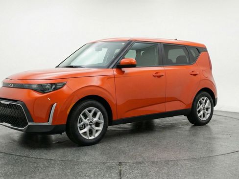 Used 2025 Kia Soul LX w/ LX Technology Package image 3