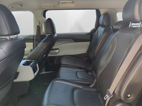 Used 2023 Kia Carnival LX FWD image 14