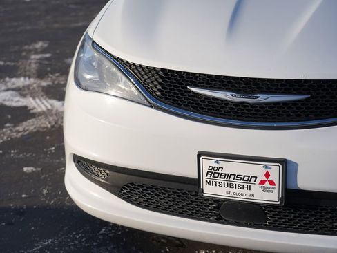 Used 2021 Chrysler Voyager LX image 9