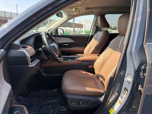 Used 2024 Toyota Grand Highlander AWD image 12