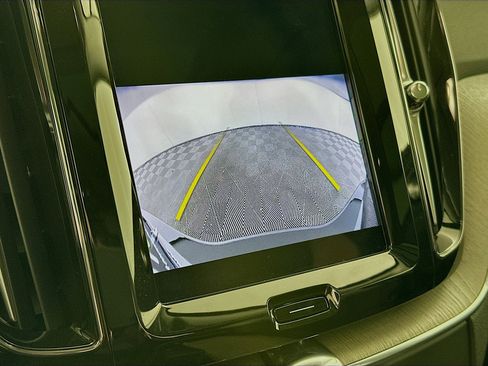 Used 2025 Volvo XC60 B5 Plus image 21