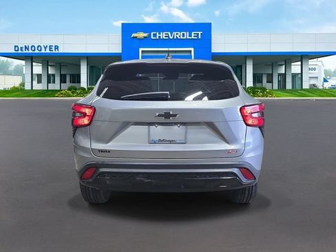 Used 2024 Chevrolet Trax RS w/ Sunroof Package FWD image 8