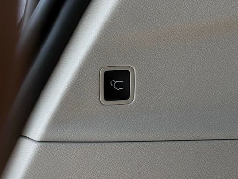 Used 2024 Chrysler Pacifica Touring-L FWD image 11