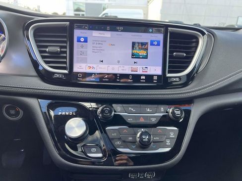 Used 2025 Chrysler Pacifica Select w/ Uconnect Theater Family Group image 28