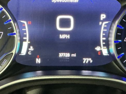 Used 2024 Chrysler Pacifica Touring-L image 42