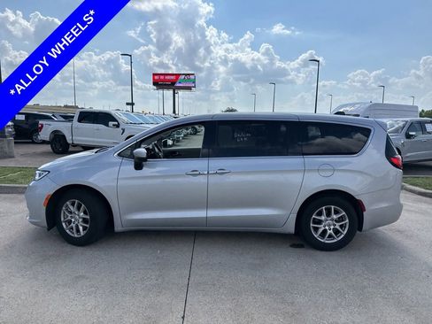 Used 2023 Chrysler Pacifica Touring-L FWD image 3