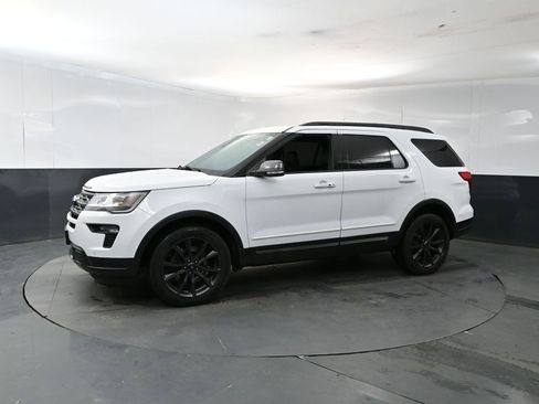 Used 2019 Ford Explorer XLT w/ Equipment Group 202A AWD/4WD image 2