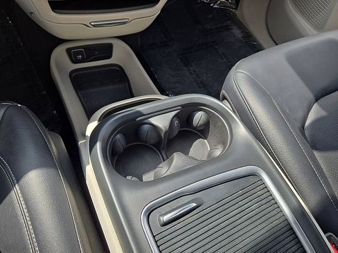 Used 2024 Chrysler Pacifica Limited FWD image 31