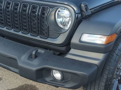 Used 2025 Jeep Wrangler Unlimited Sport AWD/4WD image 9