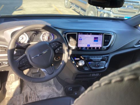 Used 2023 Chrysler Pacifica Touring-L w/ S Appearance Package image 3