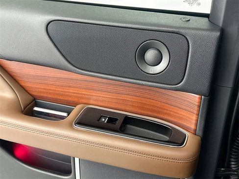 Used 2024 Lincoln Navigator Reserve image 17