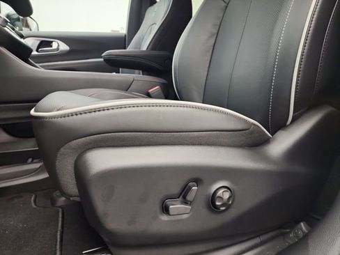 New 2026 Chrysler Pacifica Limited w/ S Appearance Package image 15