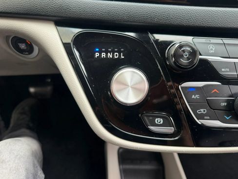 Used 2020 Chrysler Pacifica Touring-L FWD image 19