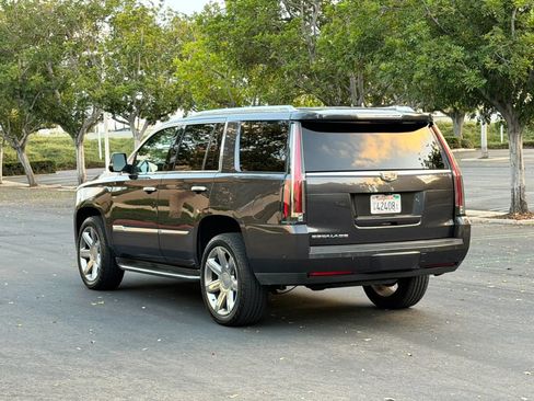 Used 2018 Cadillac Escalade Luxury RWD image 6