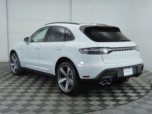 Certified 2025 Porsche Macan AWD/4WD image 3