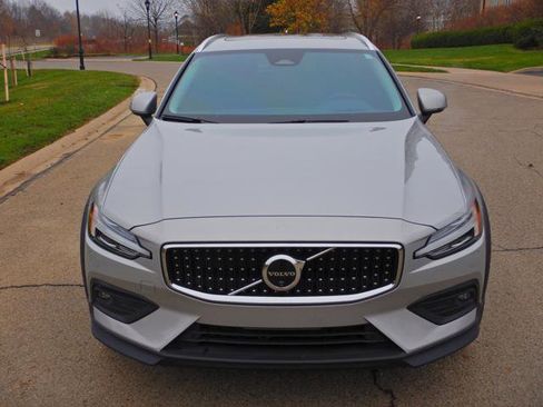 Used 2025 Volvo V60 B5 Cross Country Ultra w/ Climate Package image 9