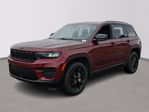 Used 2025 Jeep Grand Cherokee Altitude AWD/4WD image 3